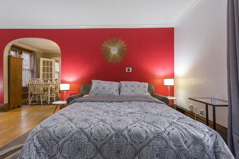 2Kingbed-Walkscore94-4KTV-WIFI - LBG 13