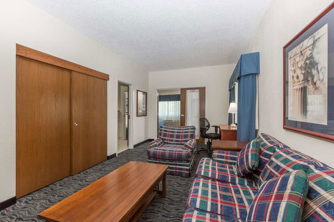 Baymont By Wyndham Des Moines Airport - LBG 33