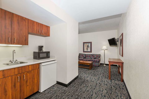 Baymont By Wyndham Des Moines Airport - LBG 28