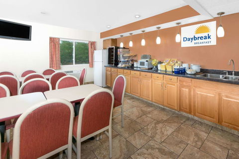 Days Inn By Wyndham Ames - LBG 9