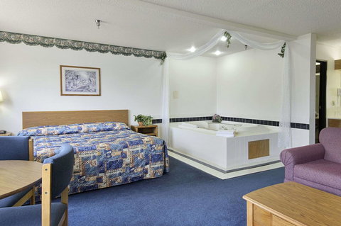 Super 8 By Wyndham Ankeny/Des Moines Area - LBG 19