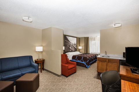 Super 8 By Wyndham Altoona - LBG 13