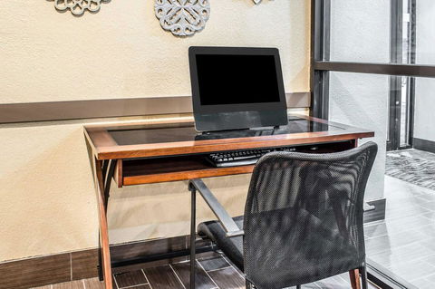 Super 8 By Wyndham Altoona - LBG 27