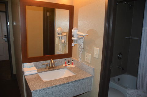 Super 8 By Wyndham Altoona - LBG 1