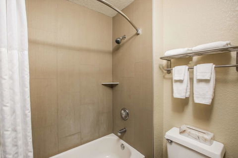 Super 8 By Wyndham Altoona - LBG 34