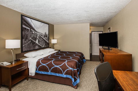 Super 8 By Wyndham Altoona - LBG 18