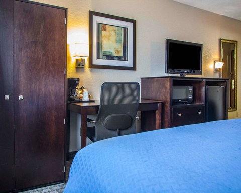 Quality Inn & Suites Ankeny - LBG 24