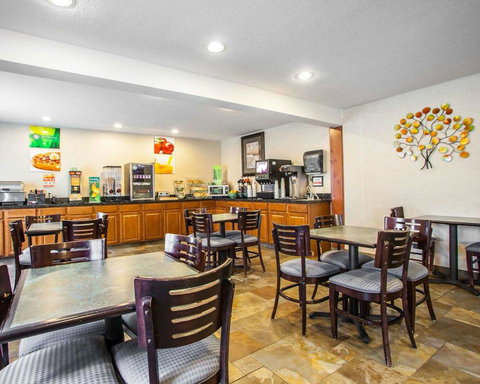 Quality Inn & Suites Ankeny - LBG 12