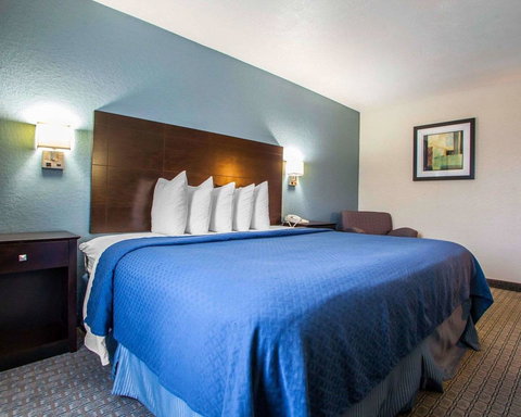 Quality Inn & Suites Ankeny - LBG 18