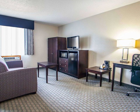 Quality Inn & Suites Ankeny - LBG 8