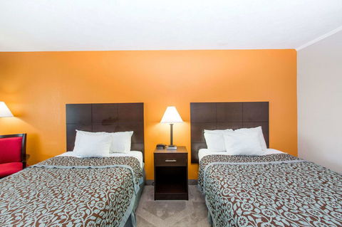 Days Inn By Wyndham Hays - LBG 6