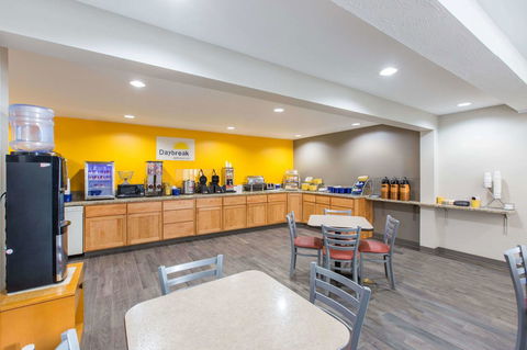 Days Inn By Wyndham Hays - LBG 4