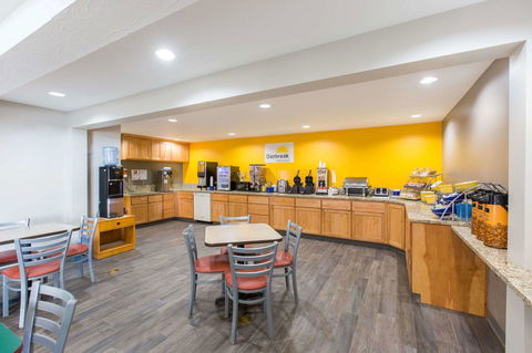 Days Inn By Wyndham Hays - LBG 12