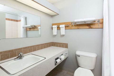 Days Inn By Wyndham Hays - LBG 9