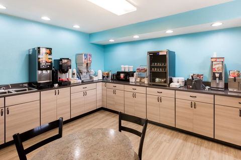 Super 8 By Wyndham Hays KS - LBG 5