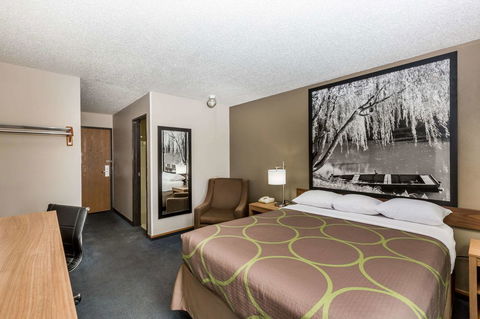 Super 8 By Wyndham Hays KS - LBG 16