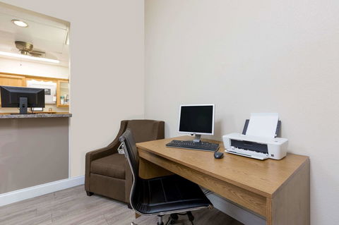 Super 8 By Wyndham Hays KS - LBG 13