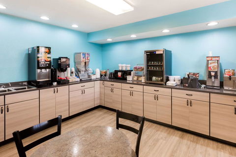 Super 8 By Wyndham Hays KS - LBG 19