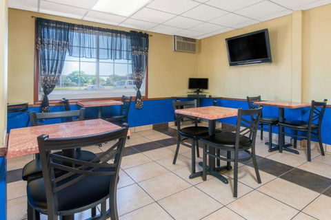 Days Inn By Wyndham Great Bend - LBG 10