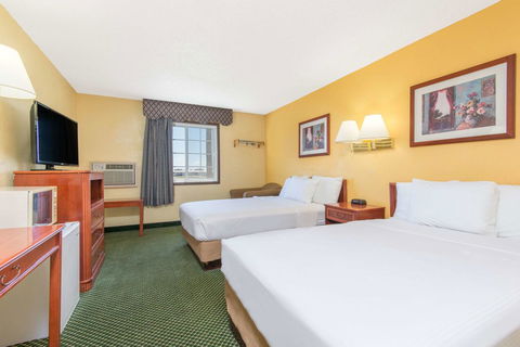 Days Inn By Wyndham Great Bend - LBG 13