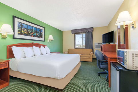 Days Inn By Wyndham Great Bend - LBG 18