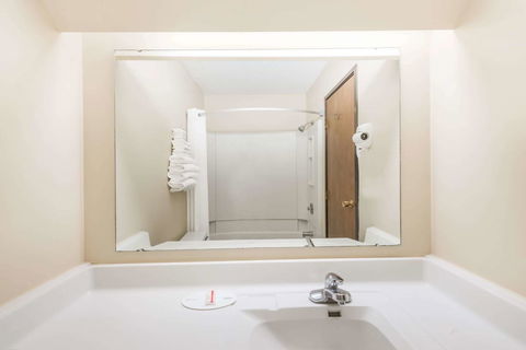 Super 8 By Wyndham Dodge City - LBG 25