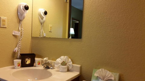 Super 8 By Wyndham Dodge City - LBG 10