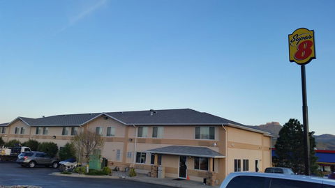 Super 8 By Wyndham Dodge City - LBG 2