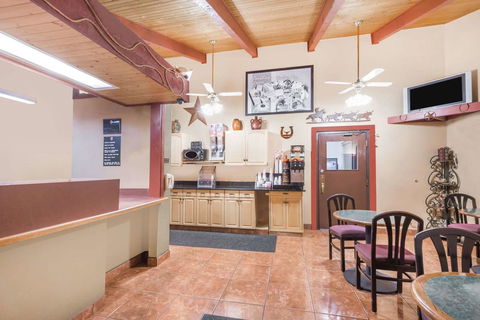 Super 8 By Wyndham Dodge City - LBG 23