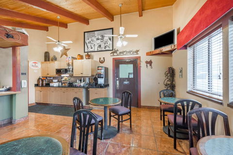 Super 8 By Wyndham Dodge City - LBG 19