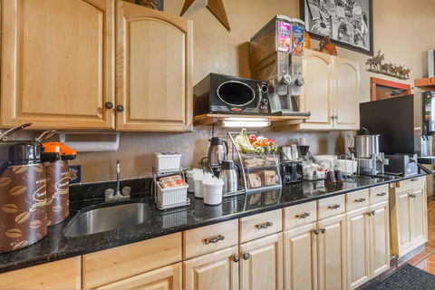 Super 8 By Wyndham Dodge City - LBG 16