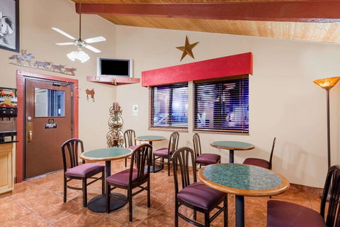 Super 8 By Wyndham Dodge City - LBG 18