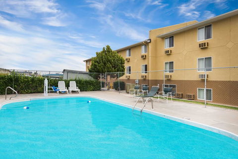 Super 8 By Wyndham Dodge City - LBG 21