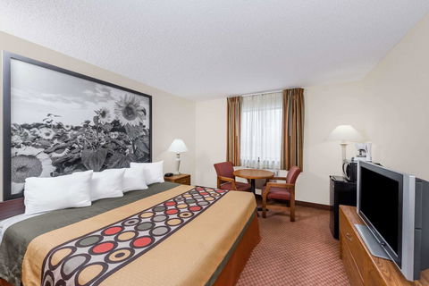 Super 8 By Wyndham Dodge City - LBG 14