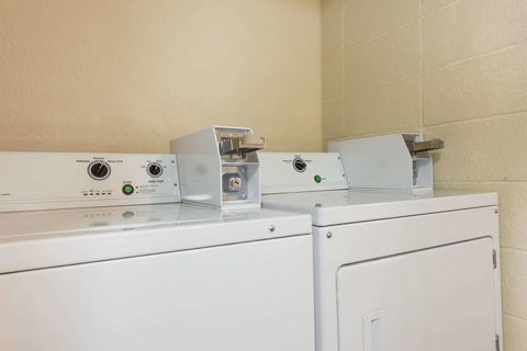 Super 8 By Wyndham Dodge City - LBG 22