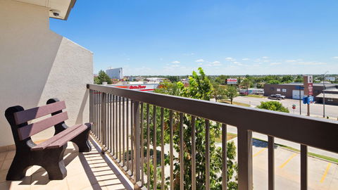 Best Western Plus Country Inn & Suites - LBG 8