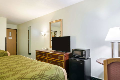 Econo Lodge Hays - LBG 20