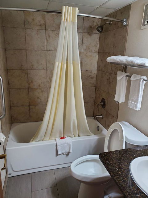 Econo Lodge Hays - LBG 3