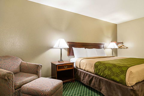 Econo Lodge Hays - LBG 16