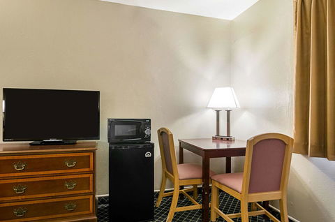 Econo Lodge Hays - LBG 23