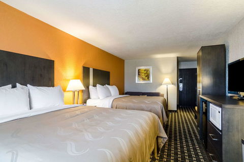 Quality Inn Great Bend - LBG 17