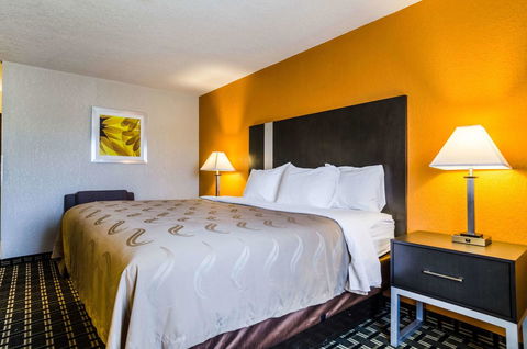 Quality Inn Great Bend - LBG 19