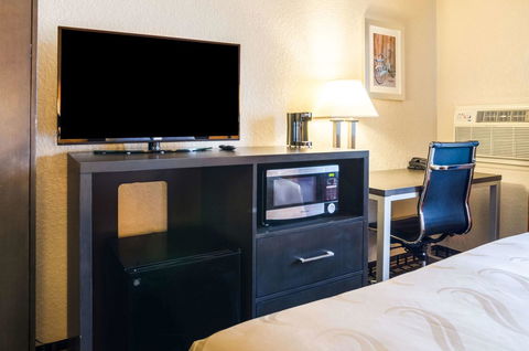 Quality Inn Great Bend - LBG 13