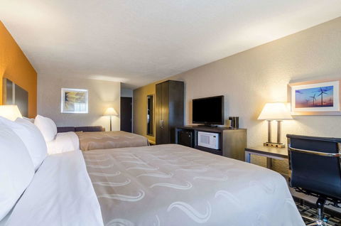 Quality Inn Great Bend - LBG 24