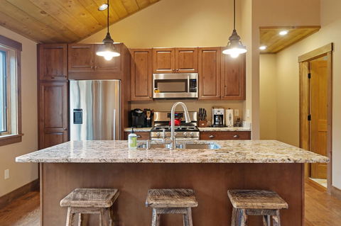 Mountain Estate Family Getaway - LBG 32