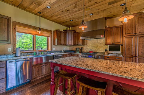 Mountain Estate Family Getaway - LBG 11