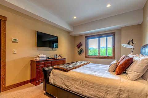 Mountain Estate Family Getaway - LBG 24