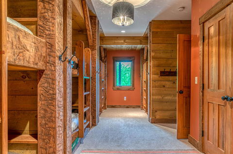 Mountain Estate Family Getaway - LBG 27