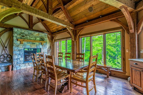 Mountain Estate Family Getaway - LBG 12
