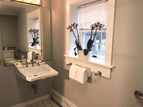 Hyannis Inn - LBG 32